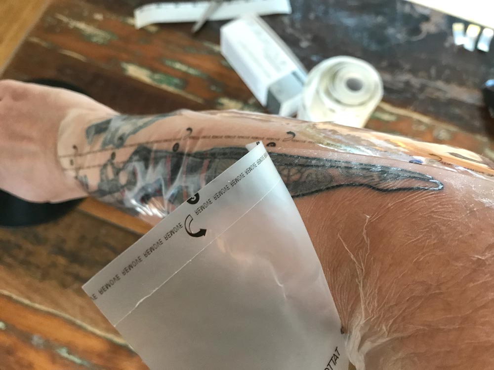 TattooMed Tattoo Protection Film obere Folie abziehen